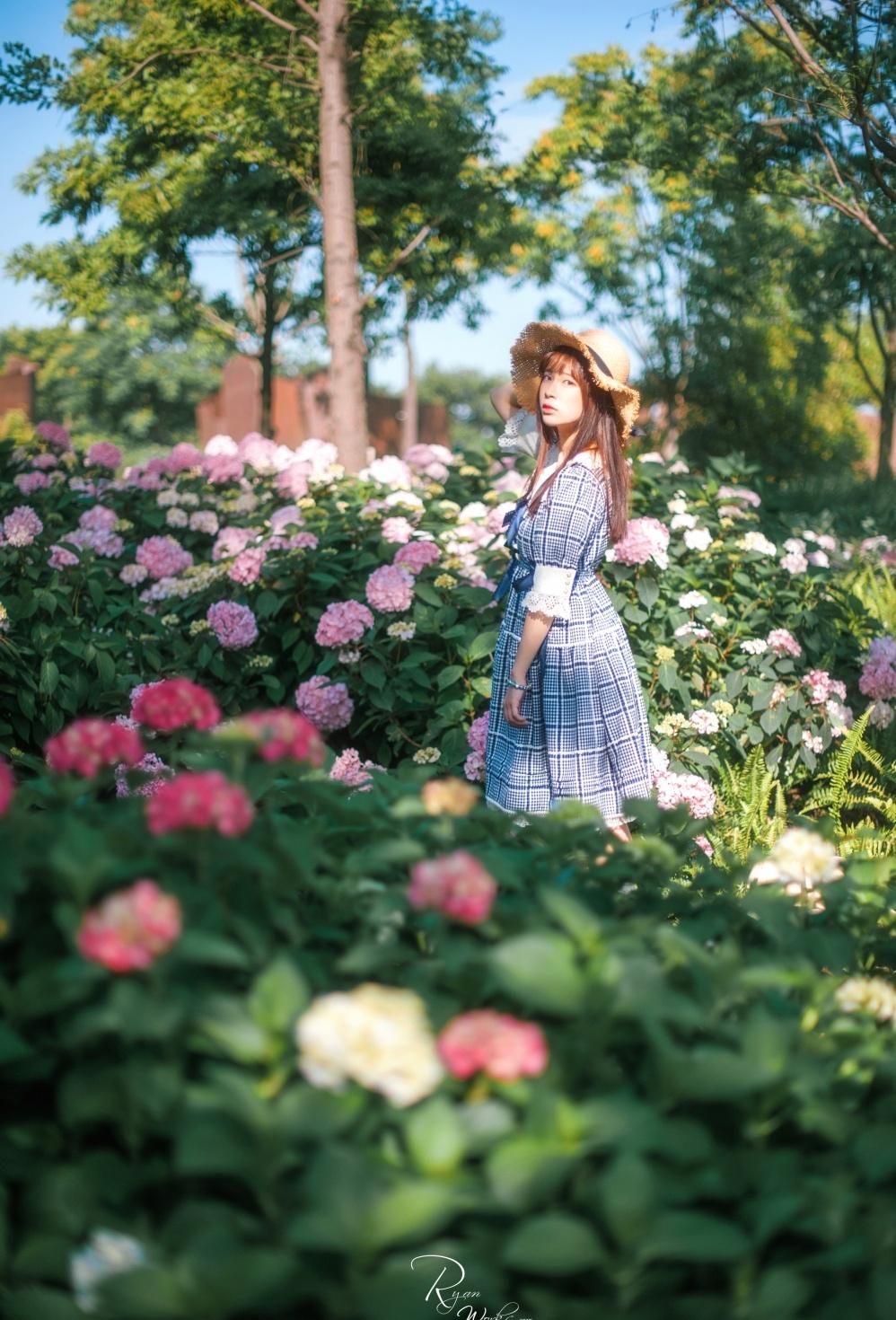 花团锦簇中迷人天真无邪的美少女摄影美图