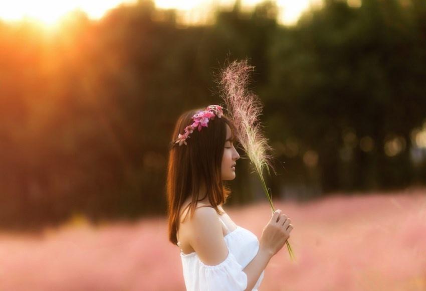 粉色花海的校园女神唯美时尚写真