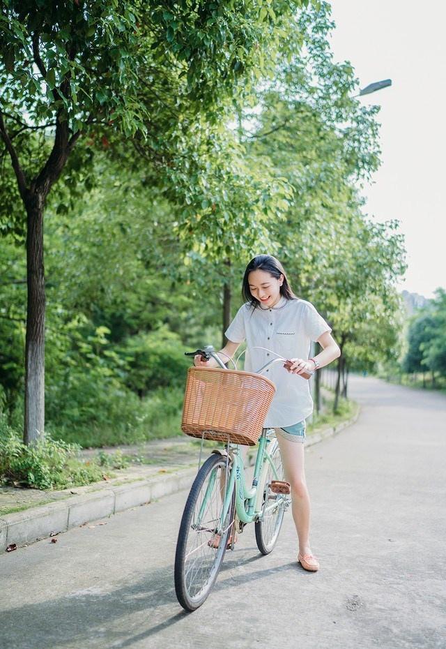 骑着单车姗姗而来的清纯美少女