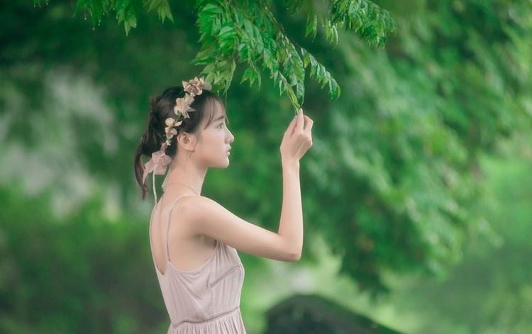 清纯女孩穿吊带裙雨后桥上唯美写真图片