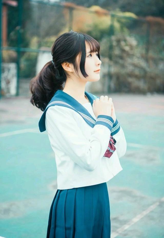 可爱的水手服长发少女校园操场写真