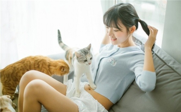 00后清纯甜性感美少女生活照 休闲时光与猫约会