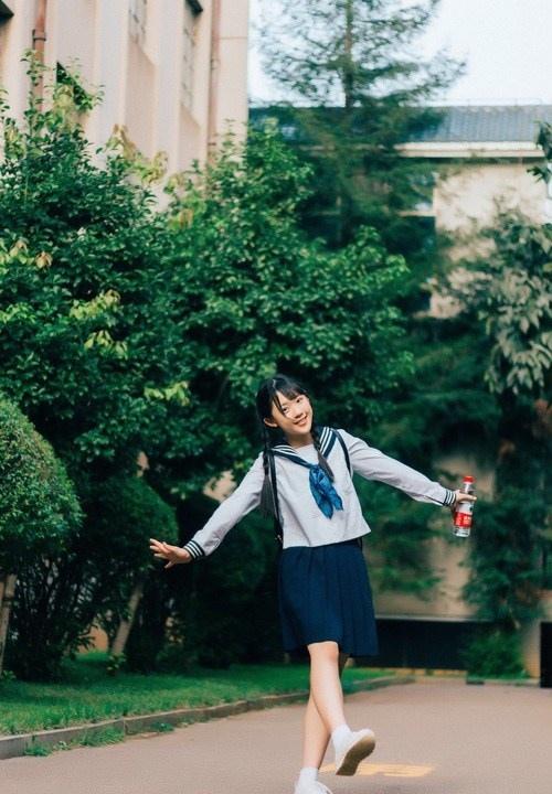 清纯制服学妹白色袜子校园内高清写真