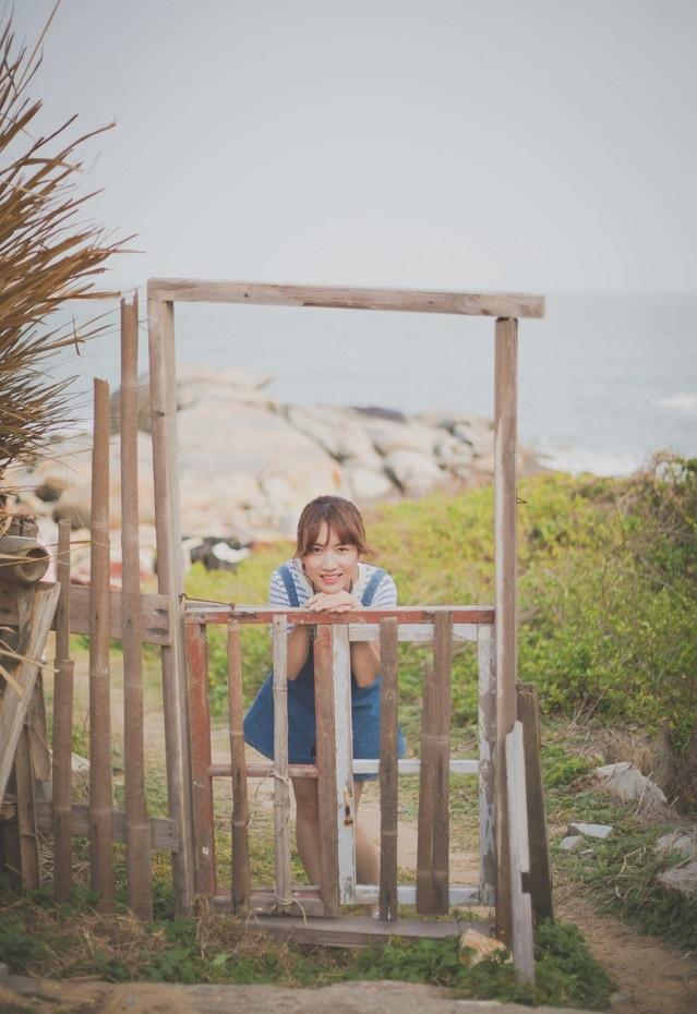 夏日海边小清新少女的足迹写真