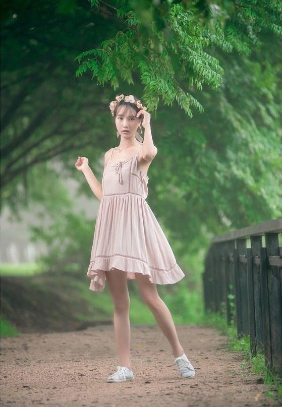 清纯女孩穿吊带裙雨后桥上唯美写真图片