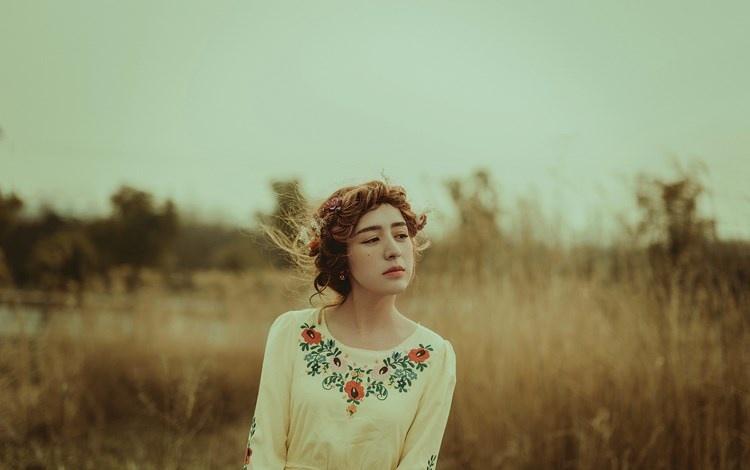 复古清新花篮少女乡间唯美空灵写真图片