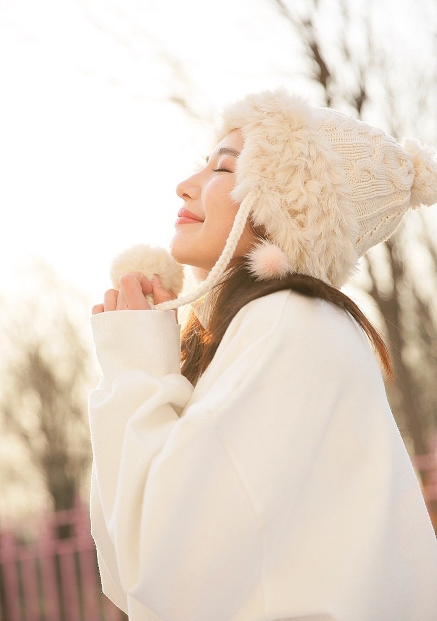 菊麟唯美户外甜美少女写真图片