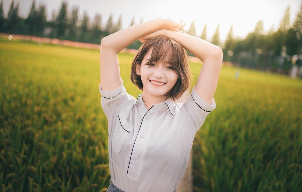 短发薄纱上衣女孩稻田写真诱人甜美清新时尚写真