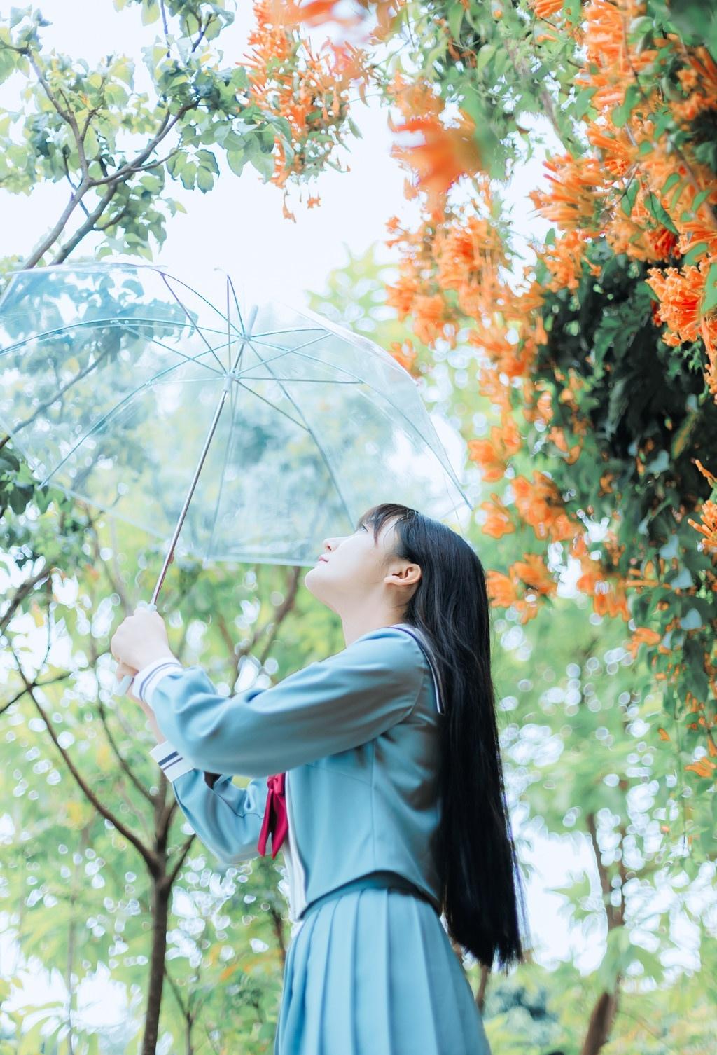 单眼皮美丽花下女孩两片薄薄嘴唇甜美俏皮写真