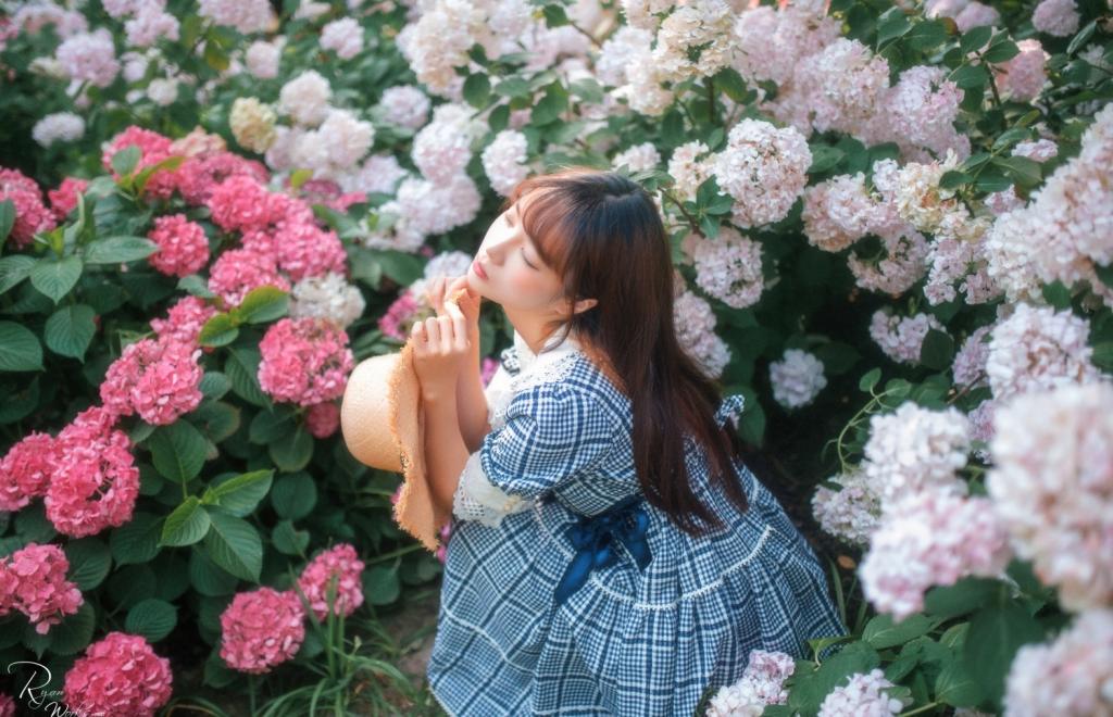 花团锦簇中迷人天真无邪的美少女摄影美图