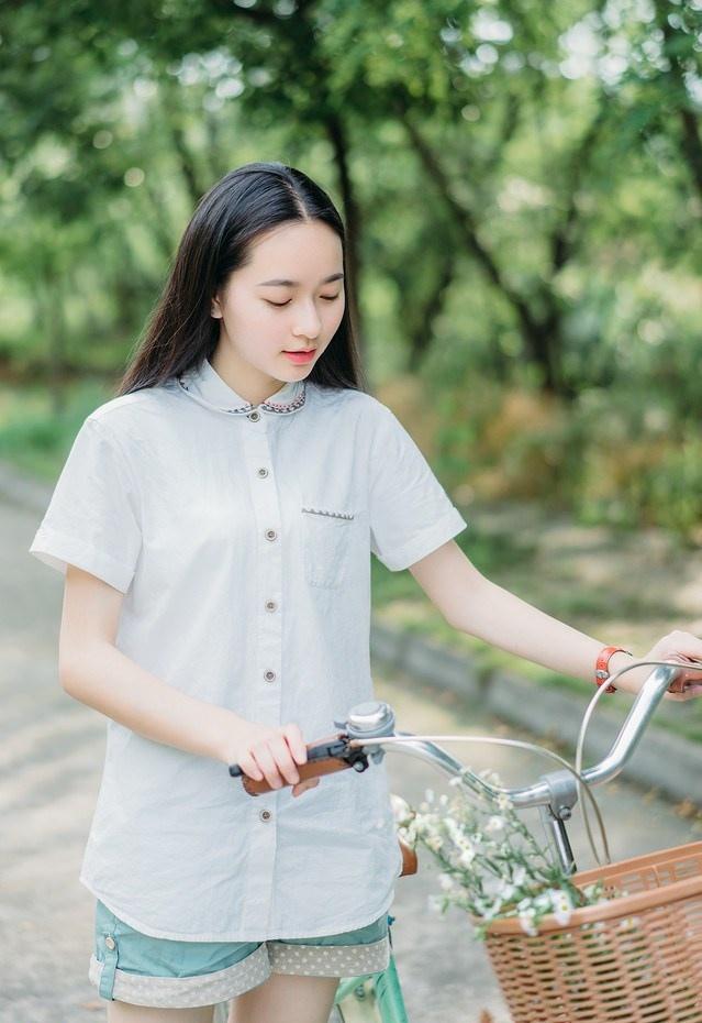 骑着单车姗姗而来的清纯美少女