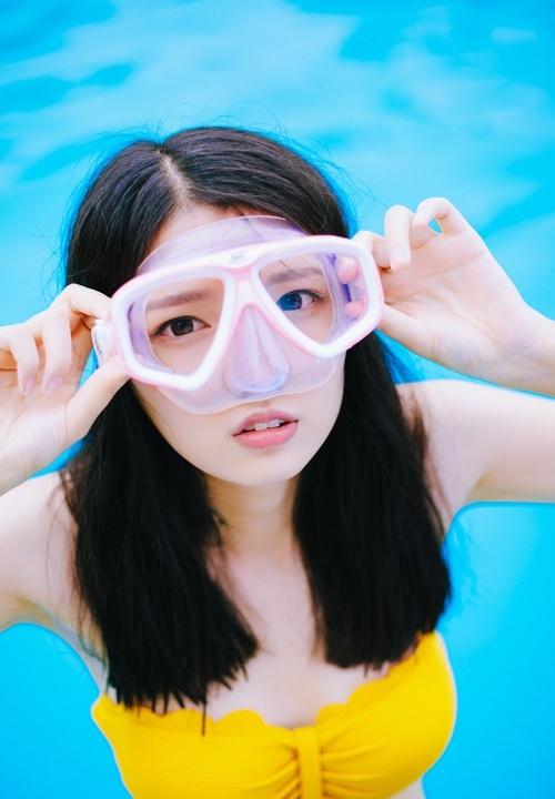 泳池里笑容甜美魅力十足美少女诱人写真