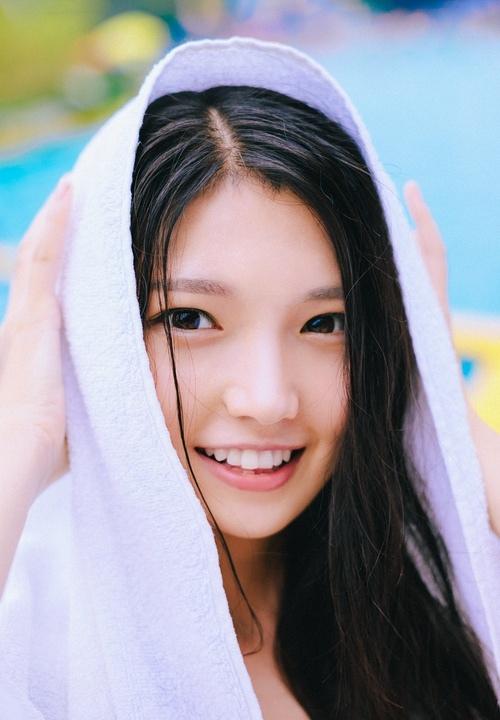 泳池里笑容甜美魅力十足美少女诱人写真