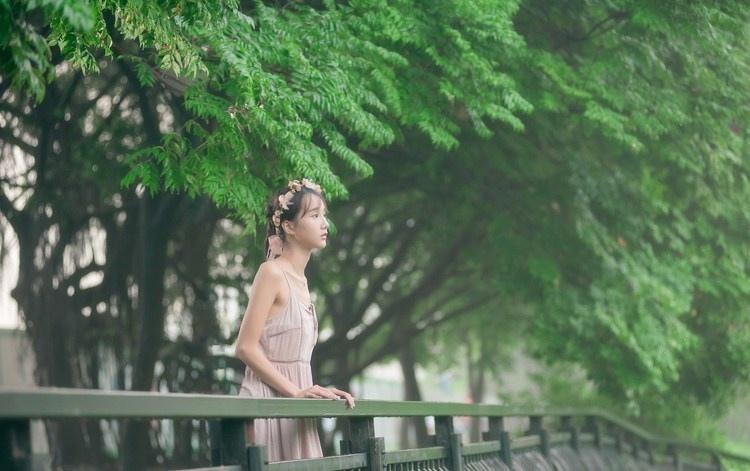 清纯女孩穿吊带裙雨后桥上唯美写真图片