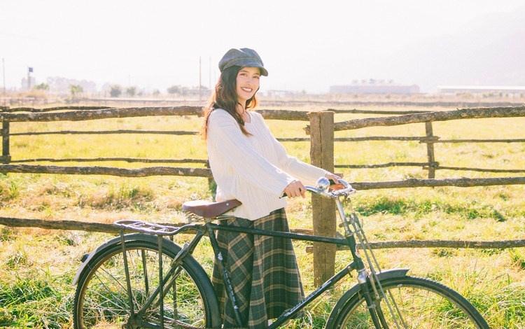 阳光照草地清纯美女日系唯美写真