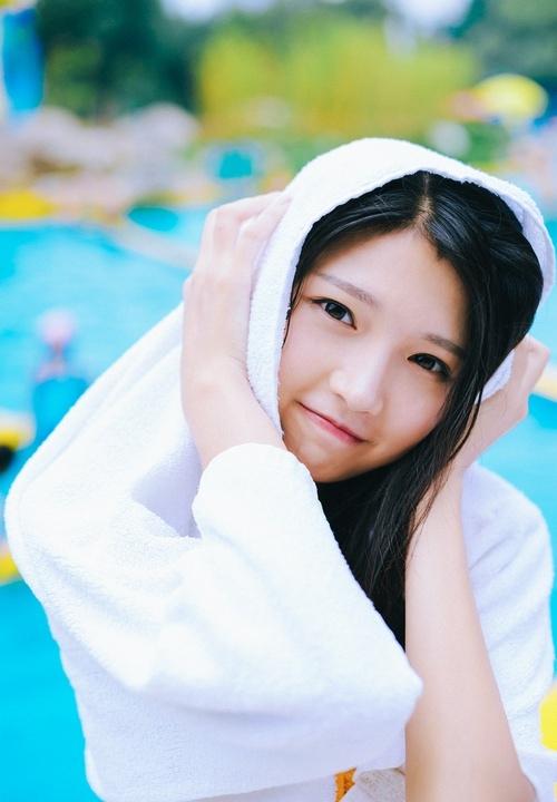 泳池里笑容甜美魅力十足美少女诱人写真