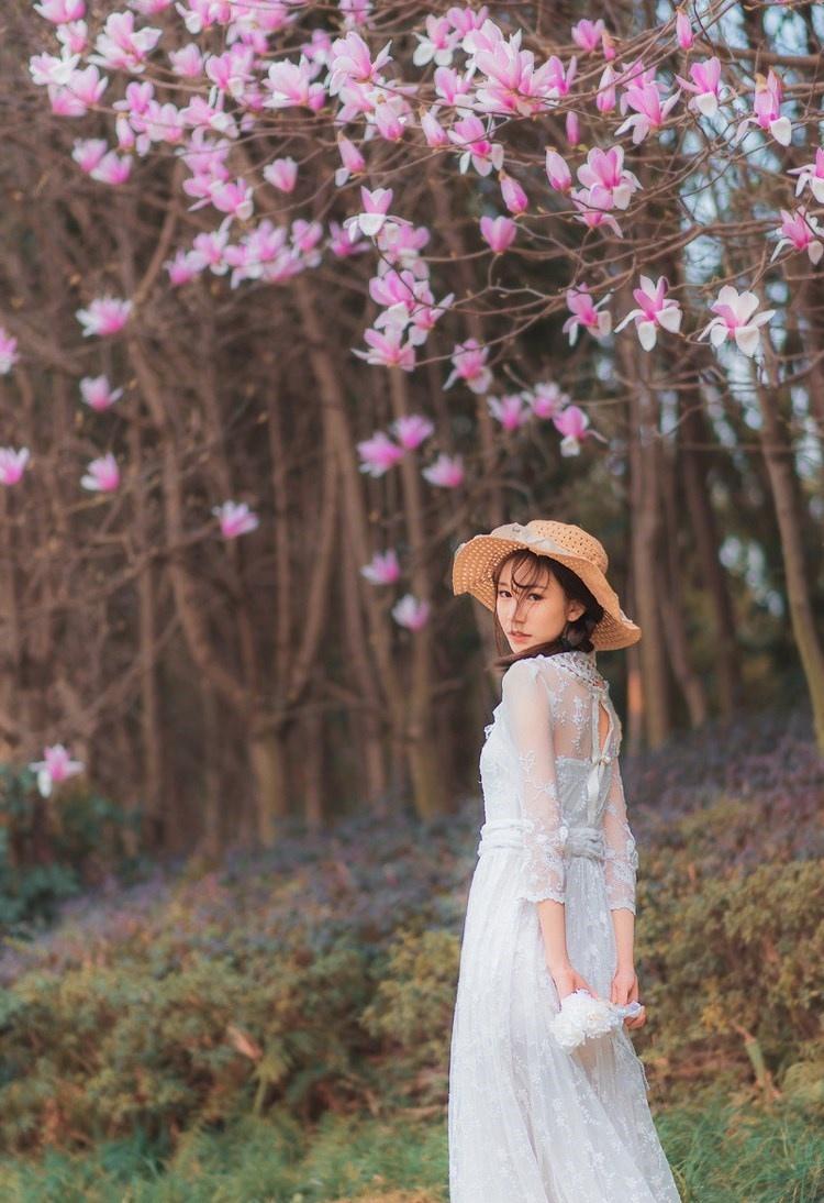 麻花辫纯净少女蕾丝薄纱长裙漫步山间唯美写真图片