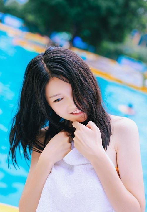 泳池里笑容甜美魅力十足美少女诱人写真