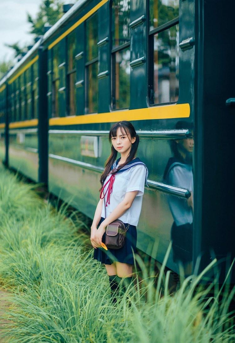 清纯学生制服长腿美女户外写真