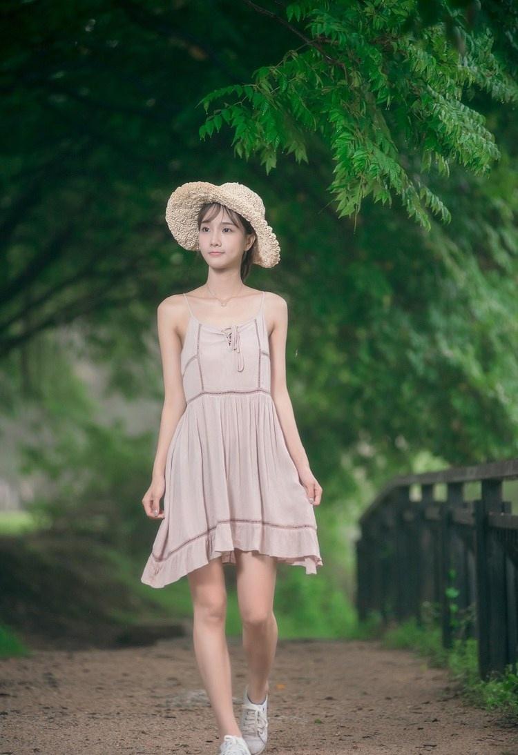 清纯女孩穿吊带裙雨后桥上唯美写真图片