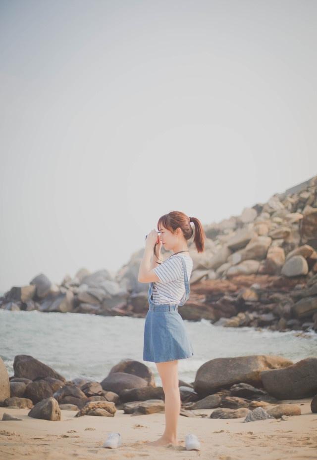 夏日海边小清新少女的足迹写真