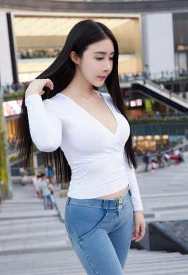 穿紧身牛仔裤性感美女高清图片