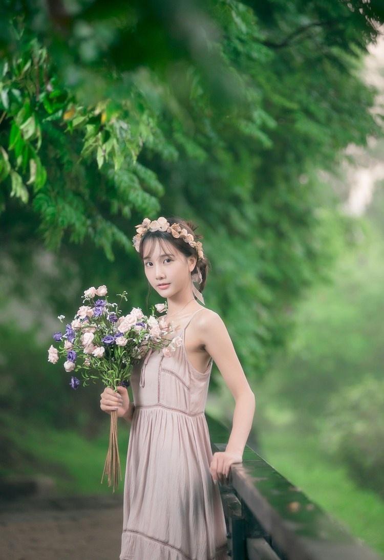 清纯女孩穿吊带裙雨后桥上唯美写真图片