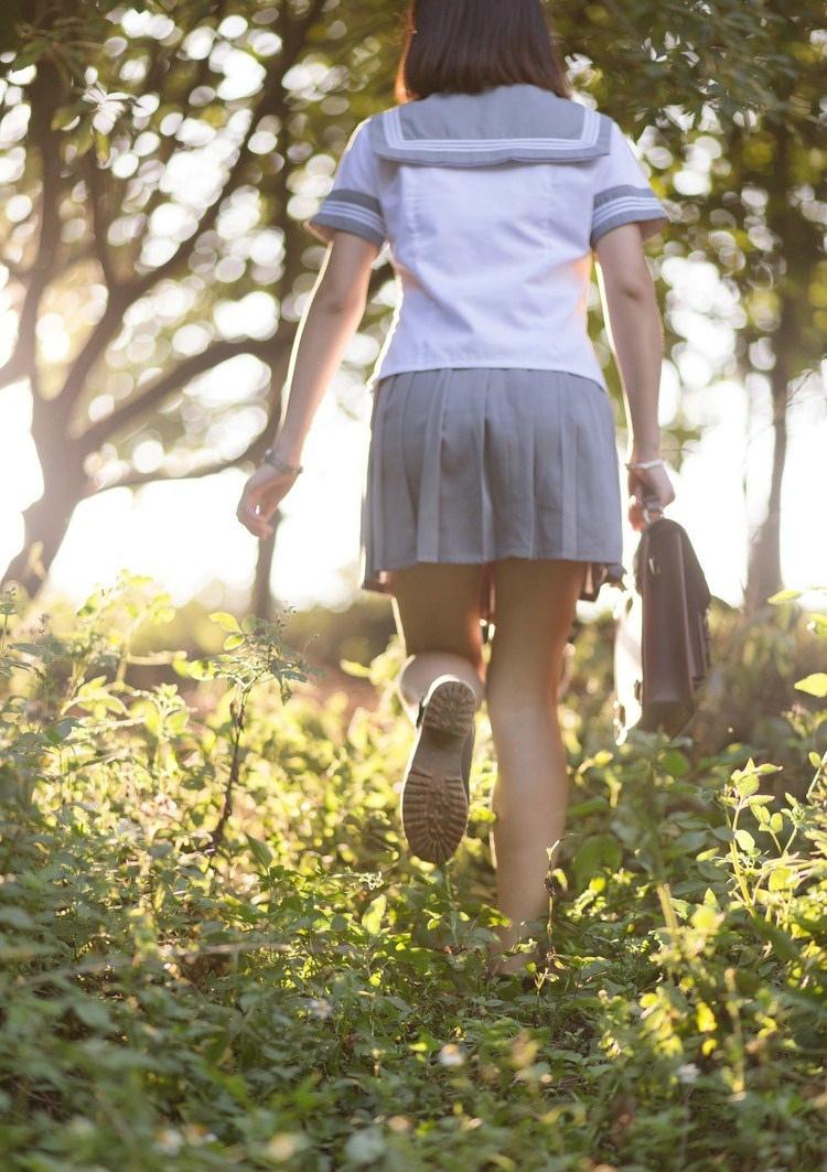 放学途中的校园短发美眉制服甜美温馨动人