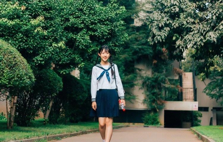 清纯制服学妹白色袜子校园内高清写真