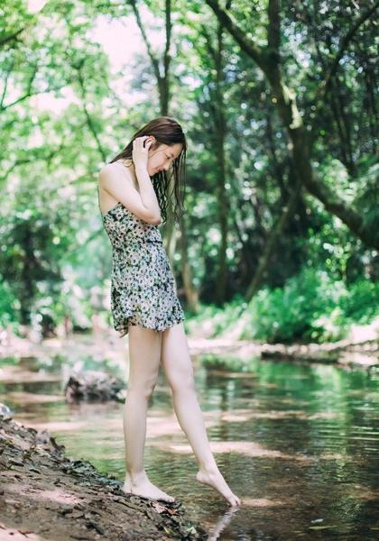 清纯气质少女林中玩水湿身写真照