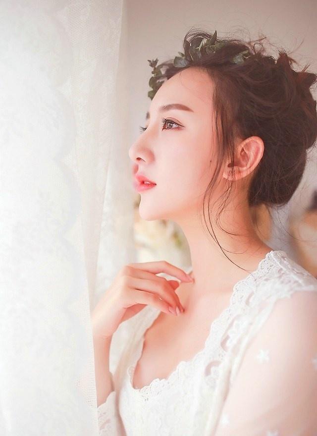 柔美水润小女生私房蕾丝长裙迷人写真