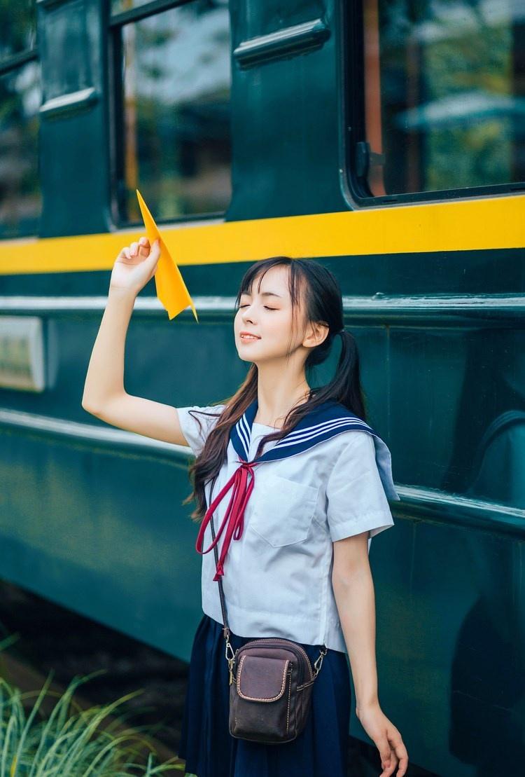 清纯学生制服长腿美女户外写真