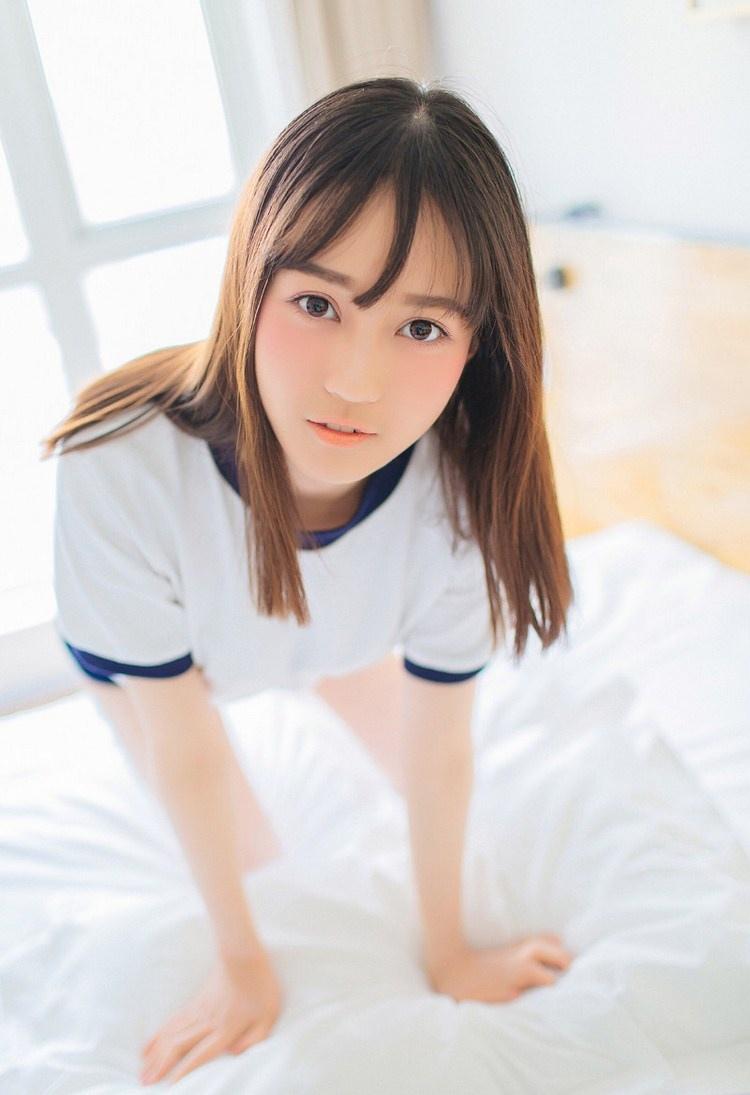 高中学生妹居家运动写真桔子味少女