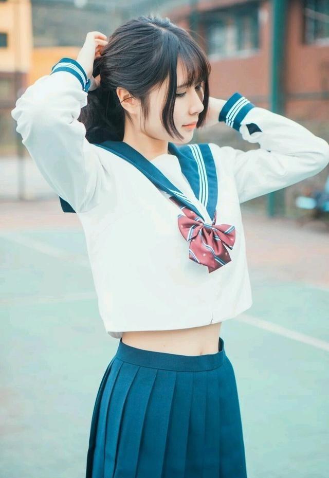 可爱的水手服长发少女校园操场写真