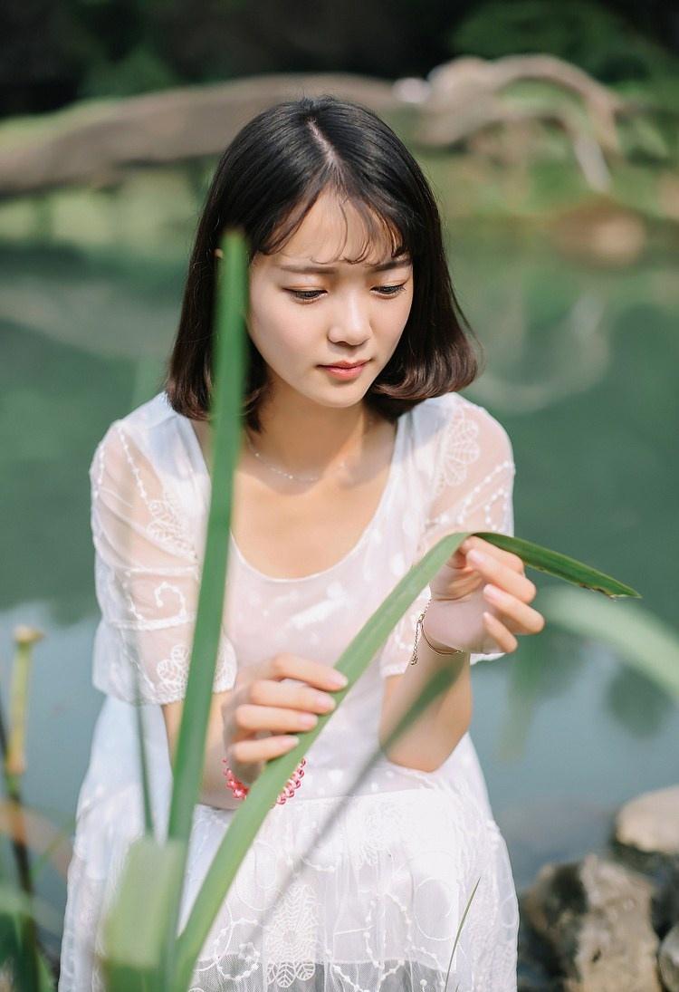 空气刘海锁骨短发小酒窝女生清纯唯美写真