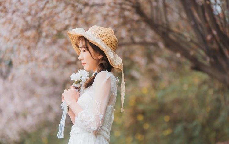 麻花辫纯净少女蕾丝薄纱长裙漫步山间唯美写真图片