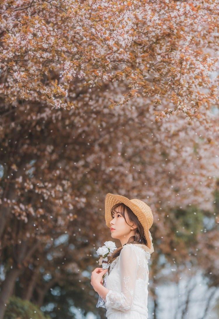 麻花辫纯净少女蕾丝薄纱长裙漫步山间唯美写真图片