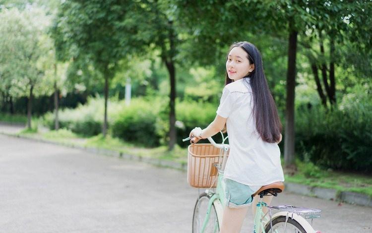 骑着单车姗姗而来的清纯美少女