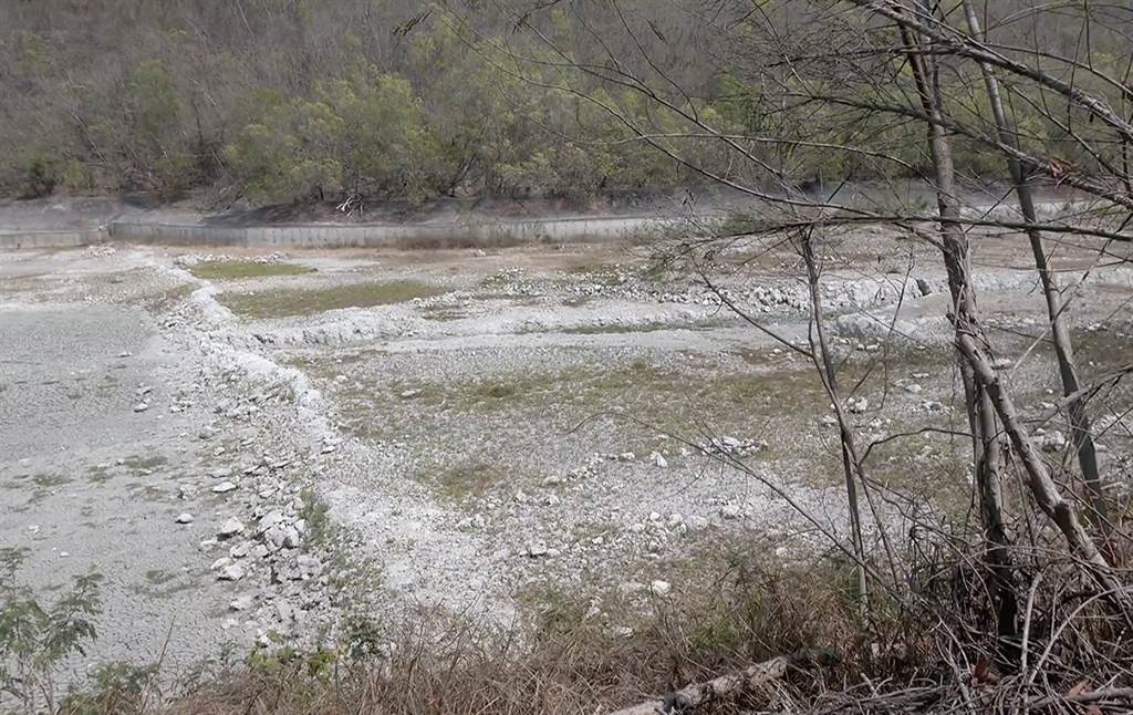 台湾高雄恐怖旱象曝 半屏湖只剩一片龟裂黄土