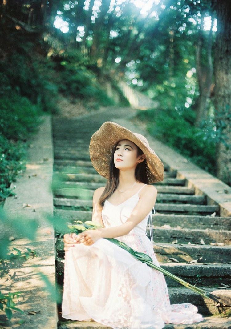 貌美如花的倾城美女雾气氤氲写真