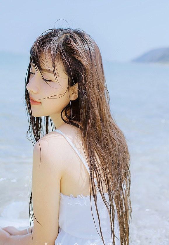 海边回眸一笑百媚生小清新美女清凉写真