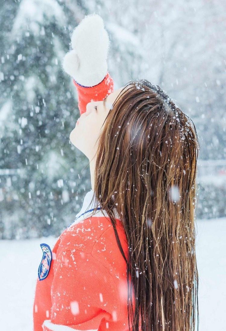 雪花散落少女发间户外好欢乐图片