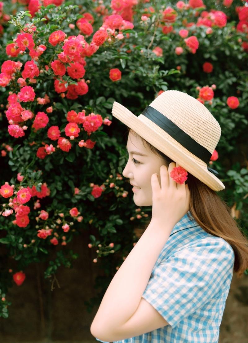 花丛中的美艳少女娇俏可人写真