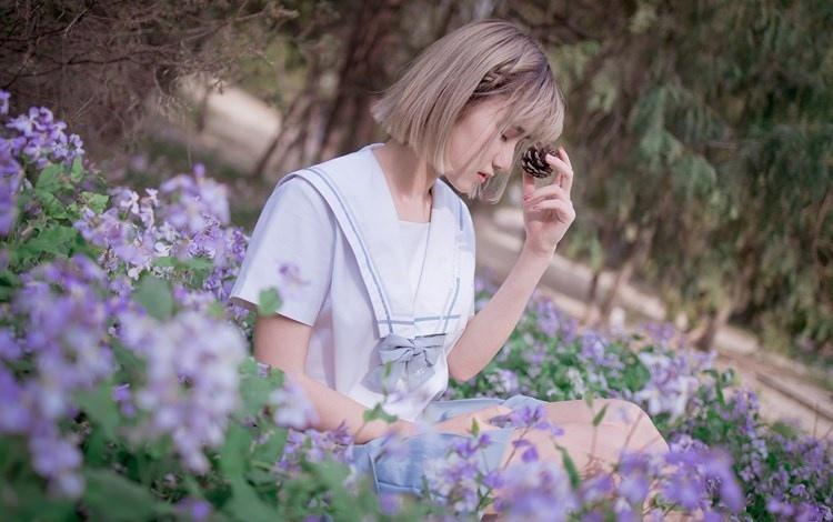 学生服少女以太高冷中带温柔写真图片