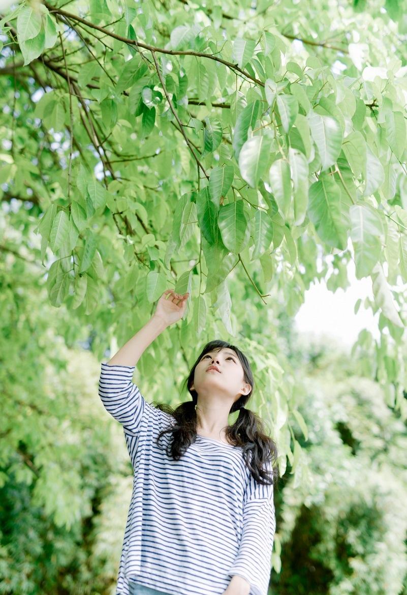 调皮甜美少女黑瞳剪影绿荫乘凉写真