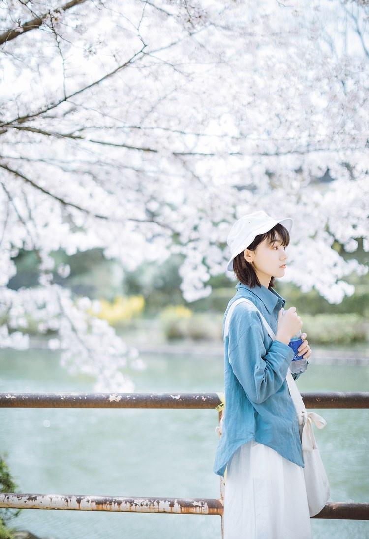 火车站前白衣天使柳铃铛清纯阳光少女写真图片