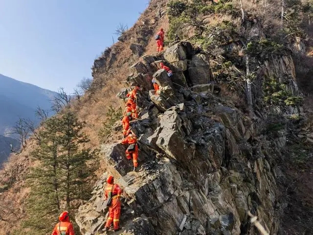 四川稻城森林火灾扑救难度极大：火场多为断崖地形，峭壁坡度70°以上