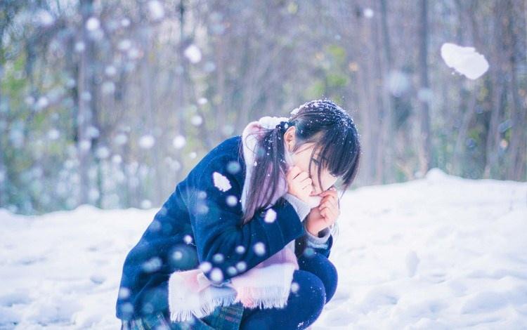 冬日暖阳玩雪学生妹图片穿的好厚