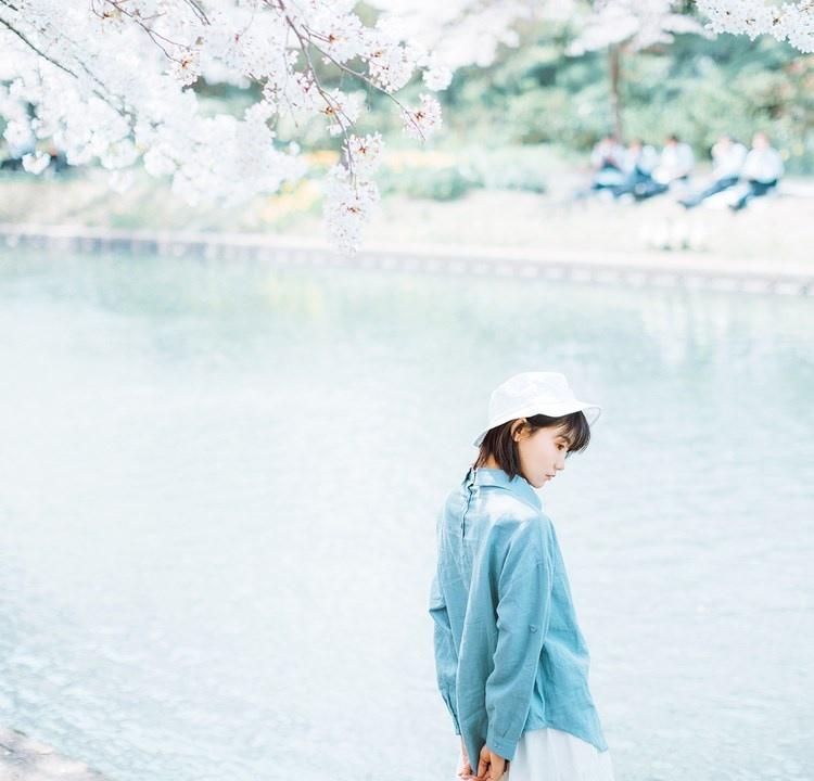 火车站前白衣天使柳铃铛清纯阳光少女写真图片