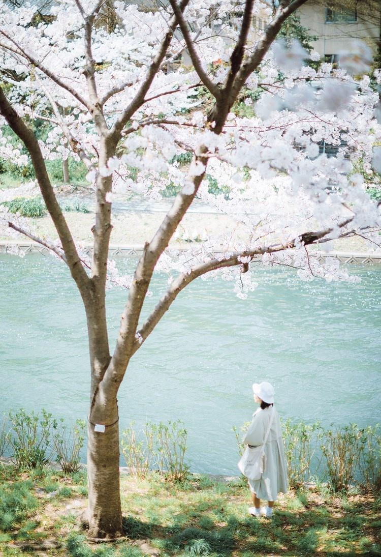 火车站前白衣天使柳铃铛清纯阳光少女写真图片